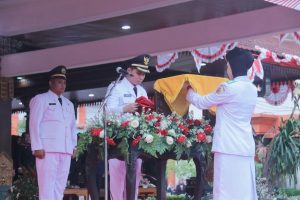 Wabup Mojokerto Jadi Irup Upacara Penurunan Bendera Di HUT RI Ke- 78.