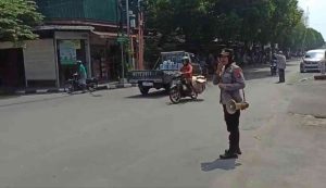 Kurangi Laka lantas, Polisi Cantik Himbau Pengguna Jalan Agar Hati – Hati.