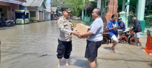 Wakapolresta Mojokerto Pantau Banjir Dan Beri Bantuan Warga Terdampak.