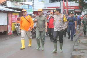 Forkopimda Probolinggo Kompak Bersihkan Material Pasca Banjir di Dringu