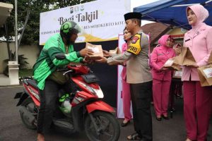 Cari Berkah Ramadan  Polisi Bagikan Takjil Dan Santunan Anak Yatim