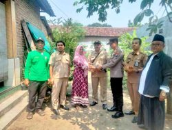 Sambut HUT Ke – 731 Kab. Mojokerto, Kades Lebaksono Bersama Camat dan Kapolsek  Bantu Warga Sepasang Ayam