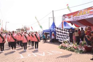 Bupati Lepas Lomba Gerak Jalan Agustusan Di Pungging.