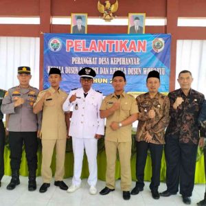 Pelantikan Dua Kepala Dusun, Camat Malik Jelaskan Kadus Bekerja Harus Sejalan Visi Misi Kades.