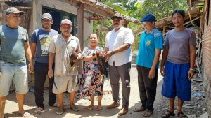 Entas Kemiskinan, Kades Afan Gencar Bantu Sepasang Ayam Kampung.