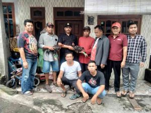 Cari Berkah Ramadan, Kades Lebaksono Bantu Warganya Sepasang Ayam.