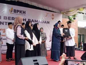Bagikan Tas Sekolah Ke Santri Ponpes AL AMIN, BPKH Dorong Santri Nabung Haji.