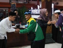 Bupati Ikfina Dan Wabup Gus Barra Kompak Sambut Kedatangan 366 Haji Kloter 65.