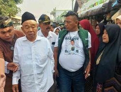 Sapa Penjual Di Pasar Sedati Ngoro, Kiai Asep Dan Tim Mubarok Borong Dagangan Dan Bagikan Gratis.