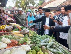 Kampanye Simpati Paslon Mubarok Masuk Pasar Kutorejo, Pedagang Bersyukur Dagangannya di Borong Kiai Asep. 
