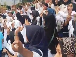 Debat Cabup Kedua, Ribuan Massa Pendukung Ikut Ke Studio JTV Sambil Nyanyikan Yel – Yel Mubarok