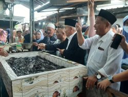 Kiai Miliader Masuk Pasar Pugeran, Pedagang Senang Dan Warga Dapat Gratisan