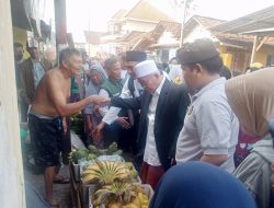 Masuk Pasar Sawahan Bangsal, Kiai Asep Menebar Keberkahan  Pada Sejumlah Pedagang Pasar 