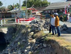 Bupati Mojokerto Beri Bantuan Perbaikan Tanggul Sungai Ambrol di Banjaragung