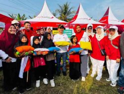 Ribuan Warga Padati Lapangan Dinoyo, Gus Bupati Meriahkan HUT RI ke-80 dengan Senam dan Bagi-Bagi Bendera
