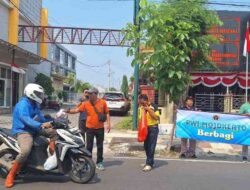 PWI Mojokerto, Rutin Bagikan Makanan Gratis Tiap Jumat, Wartawan Susilo : Berbagi Nasi Itu Mulia Dan Berpahala.