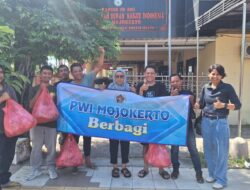 Jumat Penuh Berkah, PWI Mojokerto Raya Kembali Bagikan 100 Nasi Bungkus untuk Warga