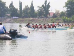 Meriah…Sambut HUT TNI ke-80, Lomba Dayung Perahu Naga Digelar di Mojokerto