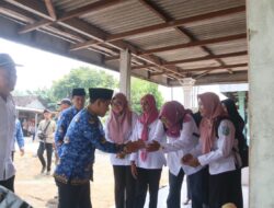 Bupati Mojokerto Serahkan Kursi Roda untuk Dua Anak Disabilitas di Mojosari