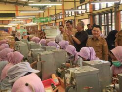 Serahkan BLT DBHCHT 2025 kepada 1.245 Buruh Rokok, Gus Barra : Pemerintah Hadir Untuk Rakyat.