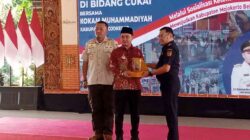 Bupati Mojokerto Gus Barra, didampingi Kasatpol PP Mojokerto Taufiqurroman saat tukar cendramata dengan petugas dari Kantor Bua Cukai Sifoarjo