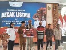 Presiden Prabowo Salurkan 100 Becak Listrik untuk Tukang Becak Lansia di Mojokerto