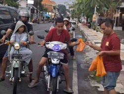 Hujan Deras Tak Surutkan Semangat Berbagi, Takjil PWI Mojokerto  Ludes Diserbu Warga