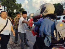 PT Athariz Building Bersama PWI Mojokerto Berbagi 500 Takjil di Simpang Pekukuhan