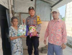 Bhabinkamtibmas Polsek Sooko Bagikan Sembako ke Warga Kurang Mampu di 15 Desa